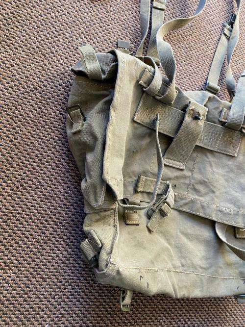 RHODESIAN PATTERN 64 LARGE BACK PACK 2X SIDE POCKETS,USED BUT GOOD CONDITION-MEASURES 45X40CM