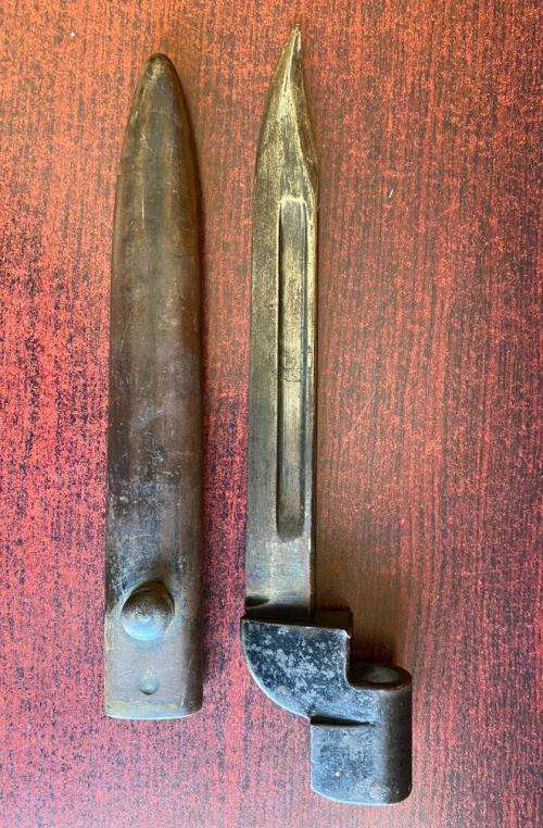 SOUTH AFRICAN NO 9 BAYONET FOR THE FAL AND R1 RIFLE-METAL SCABBARD