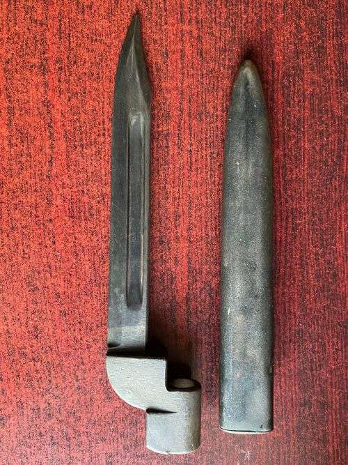 SOUTH AFRICAN NO 9 BAYONET,COMES WITH A STEEL SCABBARD