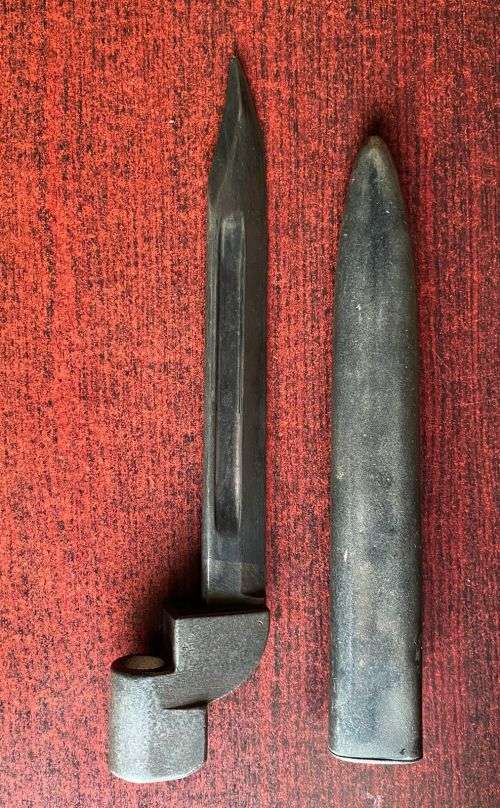SOUTH AFRICAN NO 9 BAYONET,COMES WITH A STEEL SCABBARD