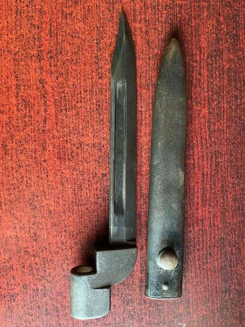 SOUTH AFRICAN NO 9 BAYONET,COMES WITH A STEEL SCABBARD
