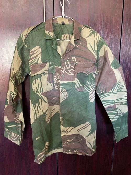 RHODESIA CAMO LONG SLEEVE SHIRT-LABELLED AND MADE BY PARAMOUNT,SIZE MEDIUM-MEASURES 48CM ARMPIT TO A