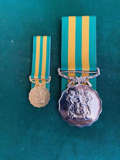 SADF GOOD SERVICE MEDAL GOLD 1975 (30 YEARS) FULL SIZE + MINIATURE SOLD TOGETHER-NUMBERED ON THE RIM