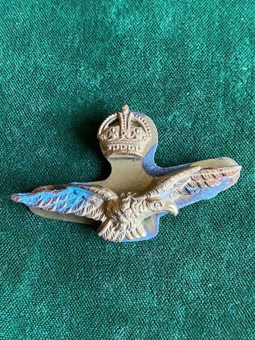 ROYAL RHODESIAN AIRFORCE GILT SIDE CAP BADGE-WW2-LUGS COMPLETE