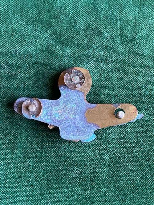 ROYAL RHODESIAN AIRFORCE GILT SIDE CAP BADGE-WW2-LUGS COMPLETE