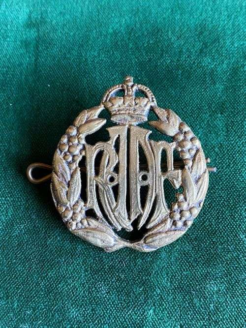 ROYAL AUSTRALIAN AIR FORCE CAP BADGE-WW2- 2 LUGS