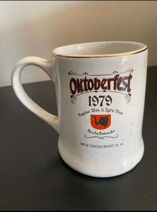 OKTOBERFEST 1979 MUG GIVEN TO WO2 COCKROFT D.H.-FORMER RHODESIA SAS MEMBER-HEIGHT 11,5 CM-WILLGROVE