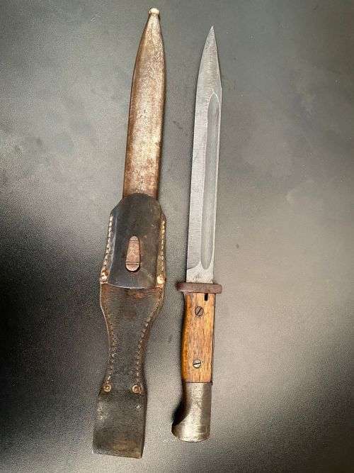 GERMAN WW1 584/98 BAYONET WITH STANDARD WW1 SCABBARD AND LEATHER FROG-OVERALL LENGTH 38,5 CM