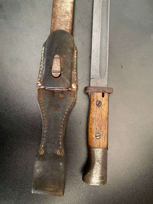 GERMAN WW1 584/98 BAYONET WITH STANDARD WW1 SCABBARD AND LEATHER FROG-OVERALL LENGTH 38,5 CM