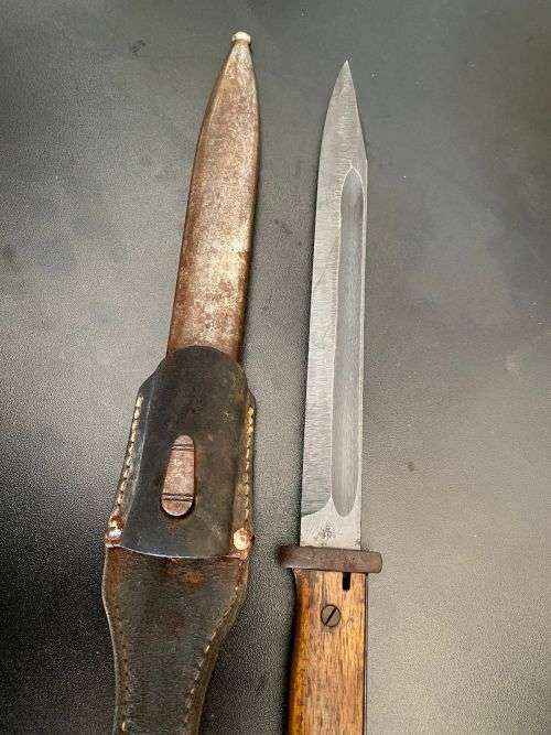 GERMAN WW1 584/98 BAYONET WITH STANDARD WW1 SCABBARD AND LEATHER FROG-OVERALL LENGTH 38,5 CM