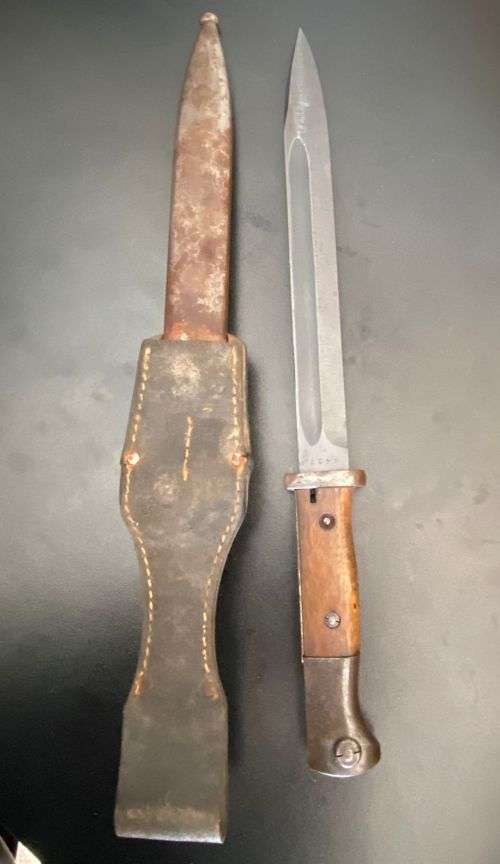 GERMAN WW1 584/98 BAYONET WITH STANDARD WW1 SCABBARD AND LEATHER FROG-OVERALL LENGTH 38,5 CM
