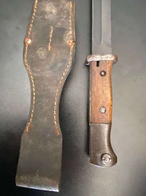 GERMAN WW1 584/98 BAYONET WITH STANDARD WW1 SCABBARD AND LEATHER FROG-OVERALL LENGTH 38,5 CM