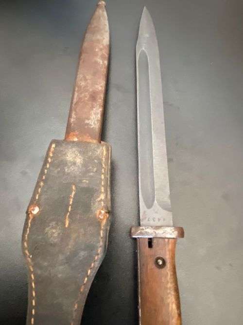 GERMAN WW1 584/98 BAYONET WITH STANDARD WW1 SCABBARD AND LEATHER FROG-OVERALL LENGTH 38,5 CM