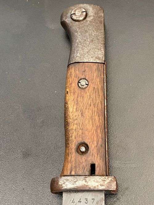 GERMAN WW1 584/98 BAYONET WITH STANDARD WW1 SCABBARD AND LEATHER FROG-OVERALL LENGTH 38,5 CM