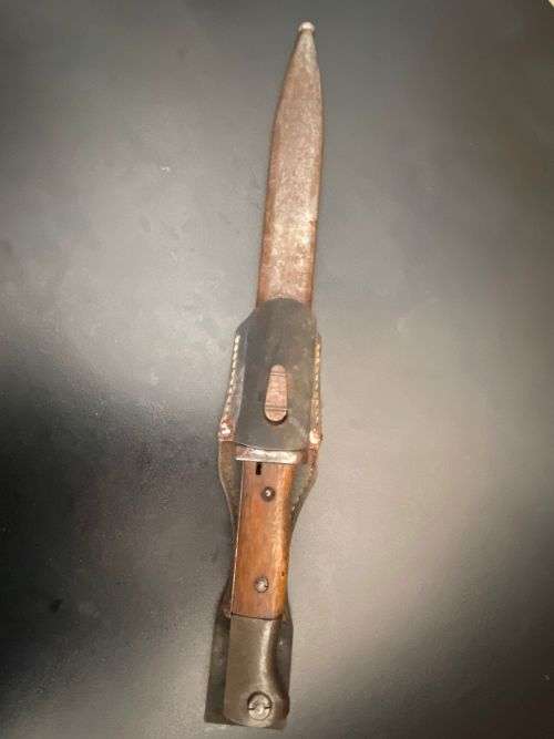 GERMAN WW1 584/98 BAYONET WITH STANDARD WW1 SCABBARD AND LEATHER FROG-OVERALL LENGTH 38,5 CM