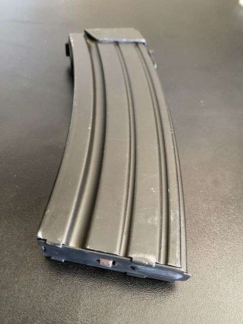 GOOD CONDITION METAL 5,56 RIFLE MAGAZINE TO FIT R4/R5/LM4/LM5 AND LM6-30 ROUNDS-COMPLETE AND WORKING