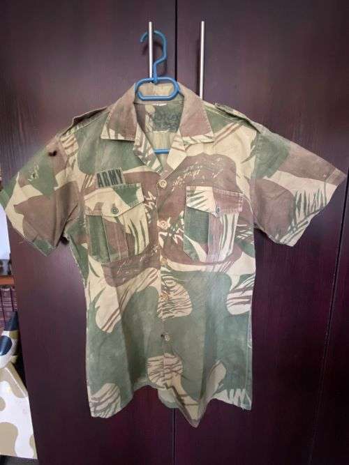 RHODESIA CAMO SHORT SLEEVE SHIRT-SIZE SMALL-MEASURES 50CM ARMPIT TO ARMPIT-PLEASE NOTE DAMAGE-LOOK A