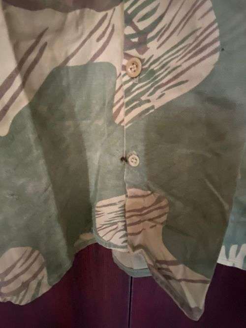 RHODESIA CAMO SHORT SLEEVE SHIRT-SIZE SMALL-MEASURES 50CM ARMPIT TO ARMPIT-PLEASE NOTE DAMAGE-LOOK A