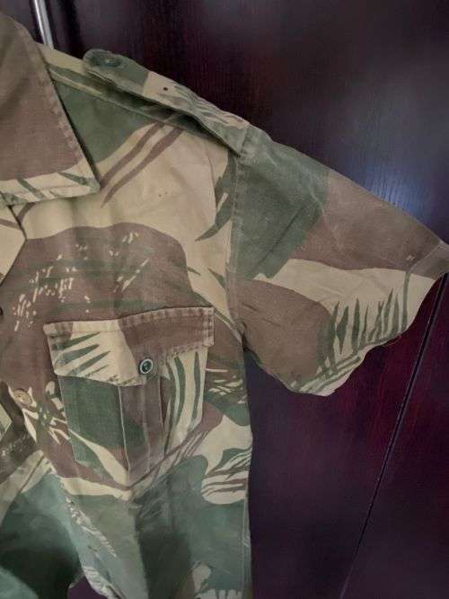 RHODESIA CAMO SHORT SLEEVE SHIRT-SIZE SMALL-MEASURES 50CM ARMPIT TO ARMPIT-PLEASE NOTE DAMAGE-LOOK A