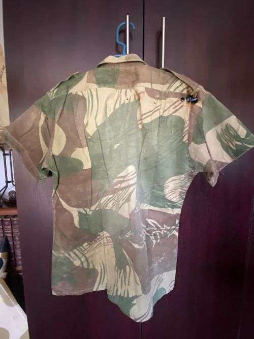 RHODESIA CAMO SHORT SLEEVE SHIRT-SIZE SMALL-MEASURES 50CM ARMPIT TO ARMPIT-PLEASE NOTE DAMAGE-LOOK A