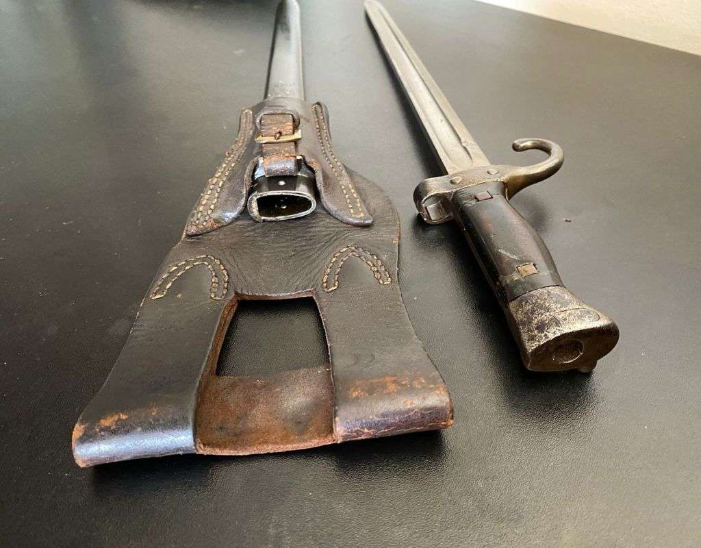 FRANCE 1892/17 BERTHIER BAYONET WITH SCABBARD AND LEATHER FROG-THIS BAYONET HAVE FIRST PATTERN BLACK