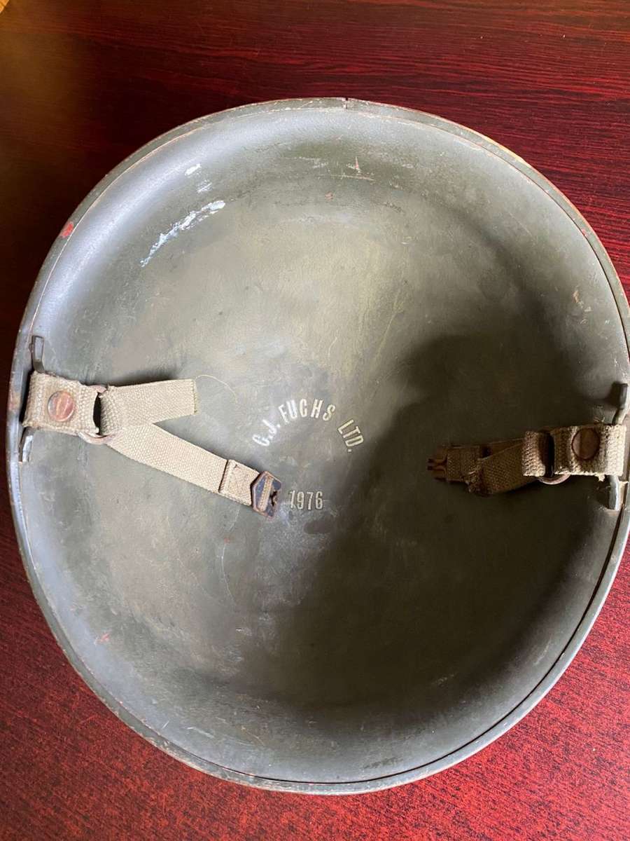 SADF PERIOD STAALDAK WITH NO INNER-COMES WITH CHIN STRAP