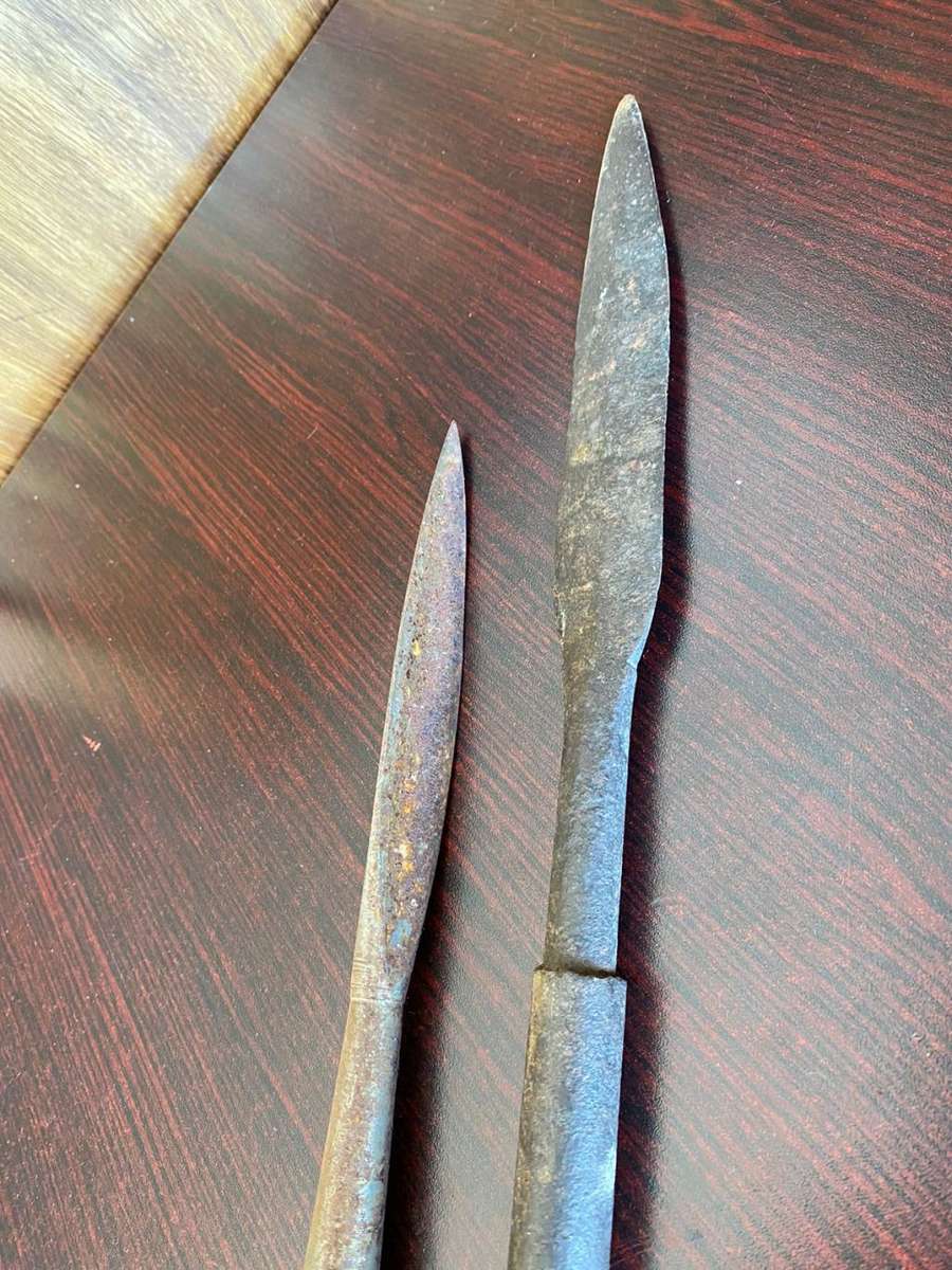 OLD SPEAR POINTS-MEASURES 44 AND 31 CM