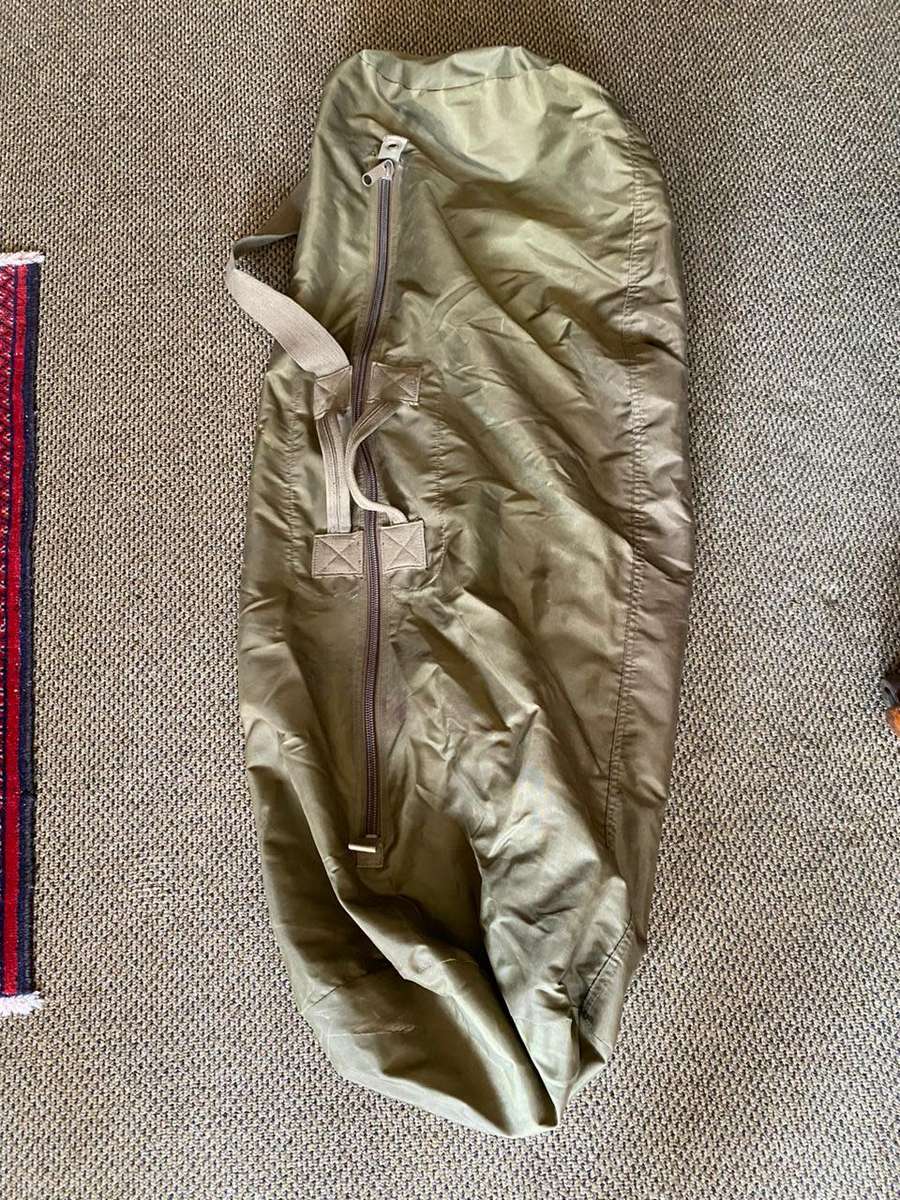SADF PERIOD NYLON DUFFLE BAG IN VERY GOOD CONDITION-ZIPPER INTACT