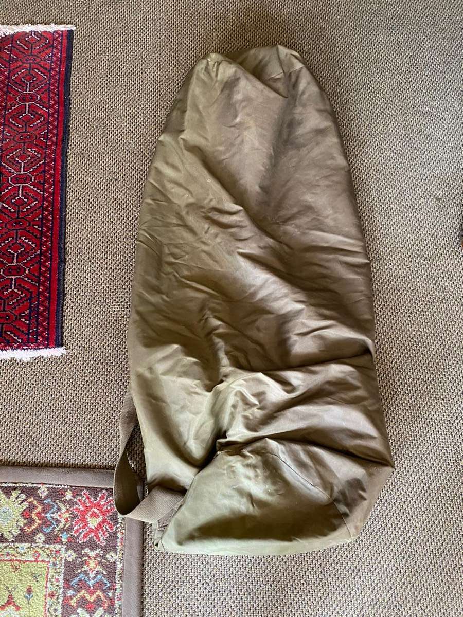 SADF PERIOD NYLON DUFFLE BAG IN VERY GOOD CONDITION-ZIPPER INTACT