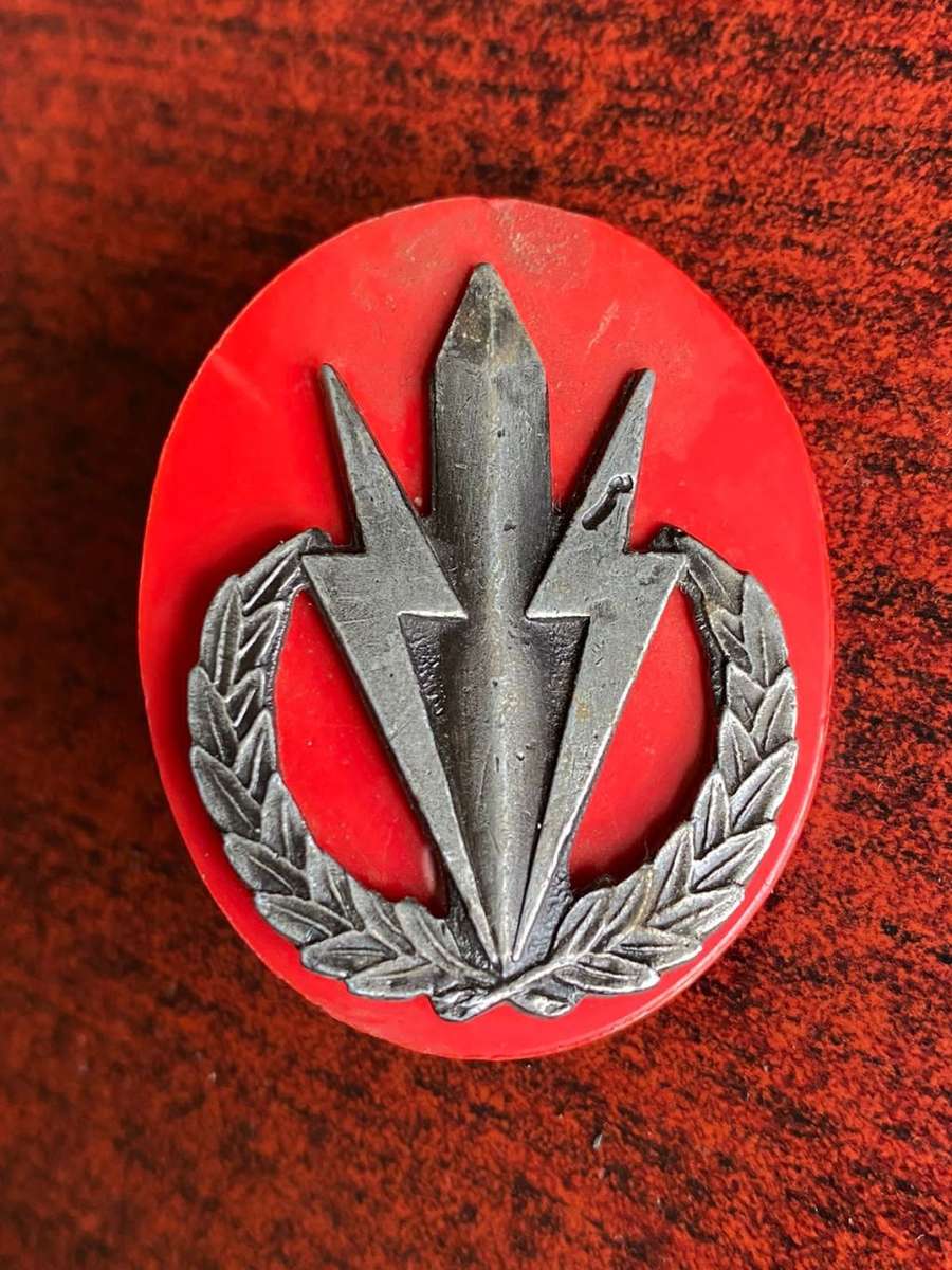 4 SA INFANTRY BATTALION CAP BADGE-GREY METAL VARIATION-APPROVED 1984-2X SCREW LUGS