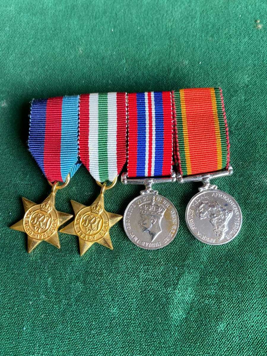 WW2 MINIATURE MEDAL GROUP