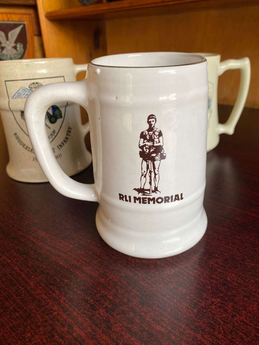 RHODESIAN LIGHT INFANTRY MUG NORBEL POTTERIES,RHODESIA,MAKERS STAMP-HEIGHT 14 CM-DIAMETER THE BASE