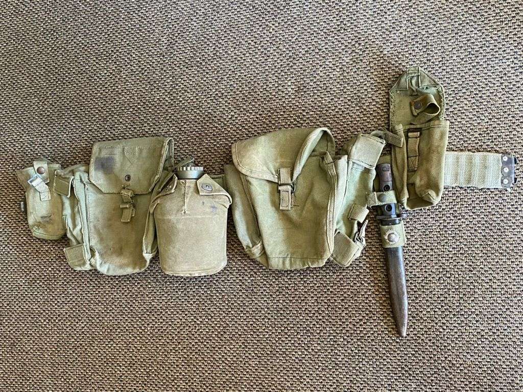 RHODESIAN PATTERN 64 COMPLETE SKELETON KIT WITH WATER BOTTLE AND SCARCE BAYONET,NAMED TO LT. J.T.E.