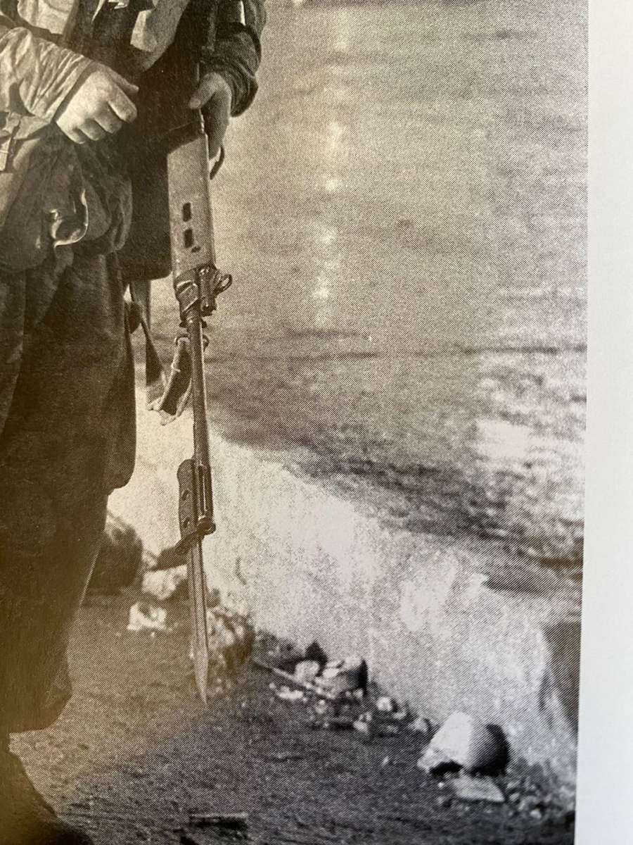 RHODESIAN PATTERN 64 COMPLETE SKELETON KIT WITH WATER BOTTLE AND SCARCE BAYONET,NAMED TO LT. J.T.E.
