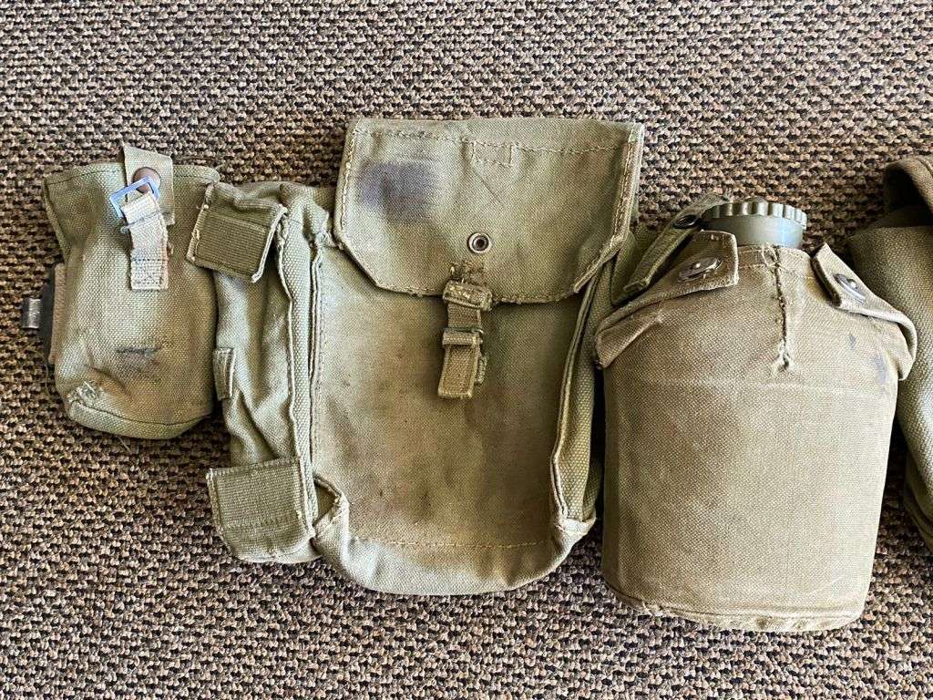 RHODESIAN PATTERN 64 COMPLETE SKELETON KIT WITH WATER BOTTLE AND SCARCE BAYONET,NAMED TO LT. J.T.E.