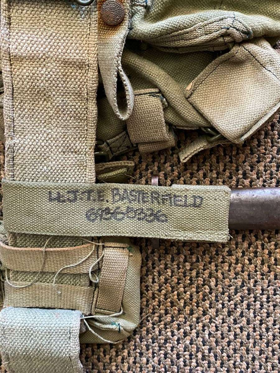 RHODESIAN PATTERN 64 COMPLETE SKELETON KIT WITH WATER BOTTLE AND SCARCE BAYONET,NAMED TO LT. J.T.E.