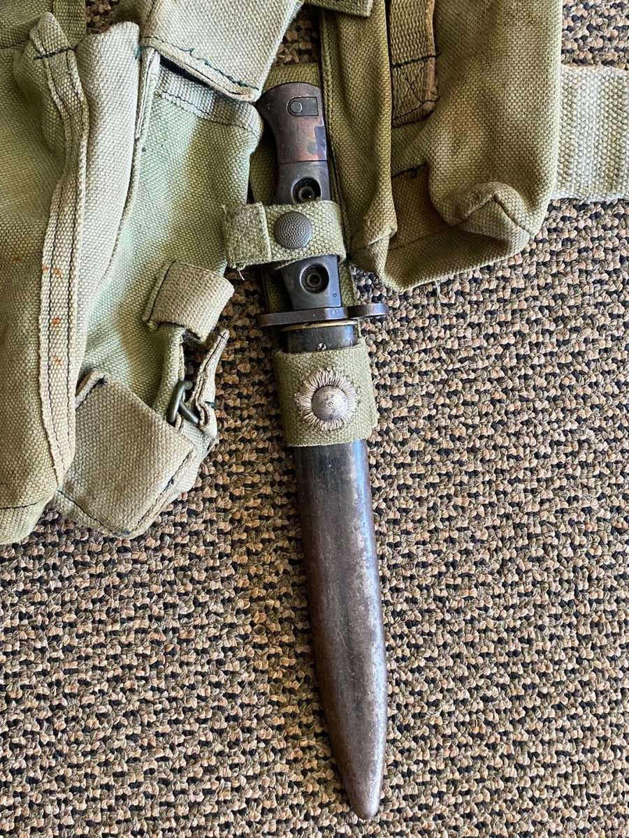 RHODESIAN PATTERN 64 COMPLETE SKELETON KIT WITH WATER BOTTLE AND SCARCE BAYONET,NAMED TO LT. J.T.E.