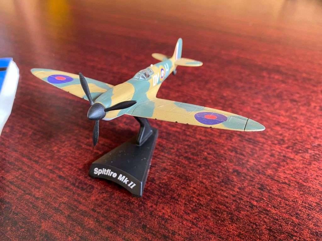 DEL PRADO MODEL WITH MAGAZINE OF A SPITFIRE MK 1/11 1939-41