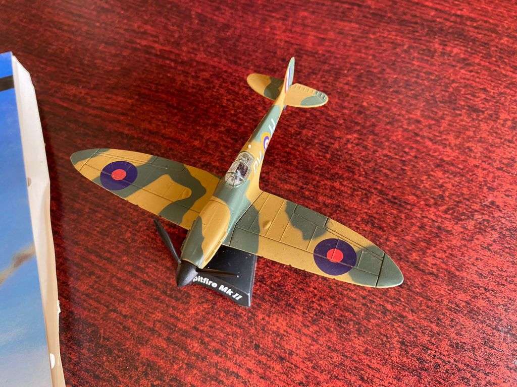 DEL PRADO MODEL WITH MAGAZINE OF A SPITFIRE MK 1/11 1939-41