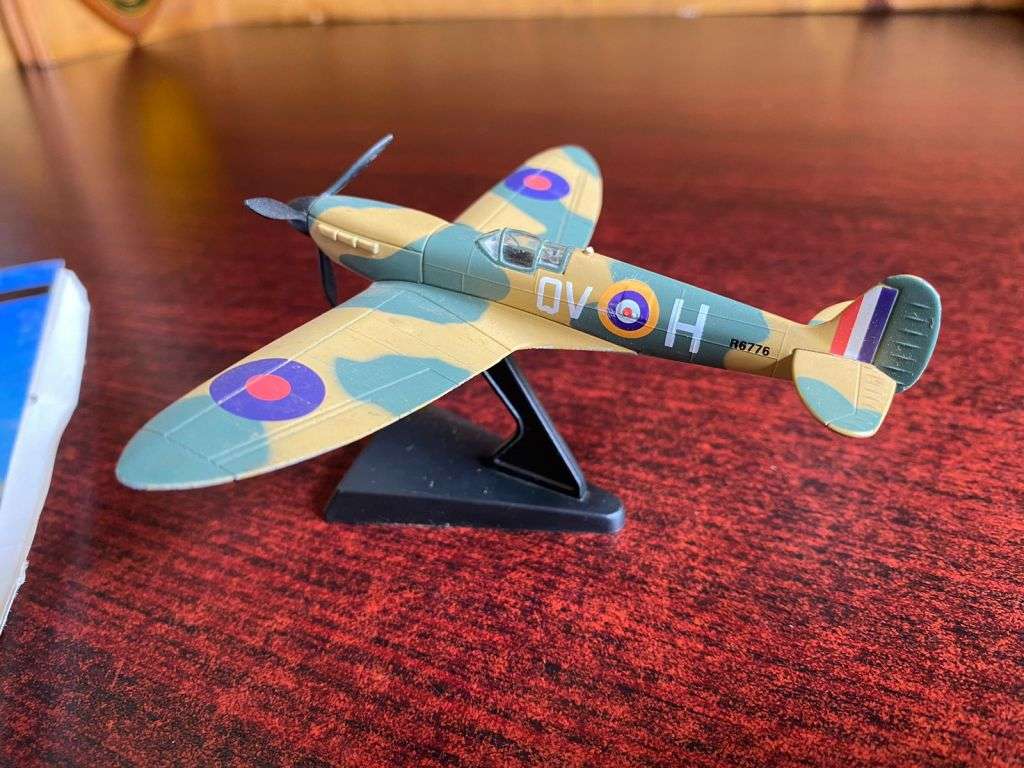 DEL PRADO MODEL WITH MAGAZINE OF A SPITFIRE MK 1/11 1939-41