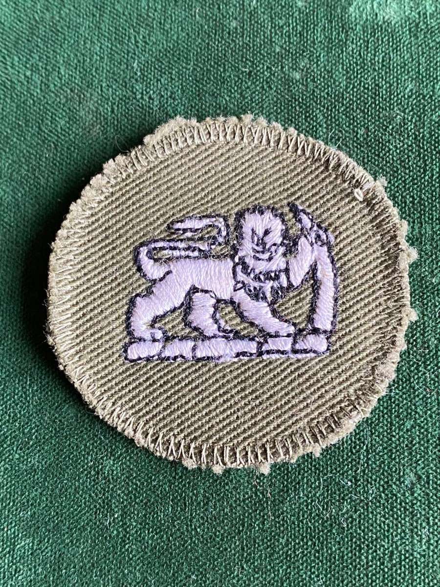 RHODESIAN ARMY PLATOON SERGEANT RANK BADGE-RIGHT FACING ARM RANK BADGE-WHITE EMBROIDERED ON OLIVE GR