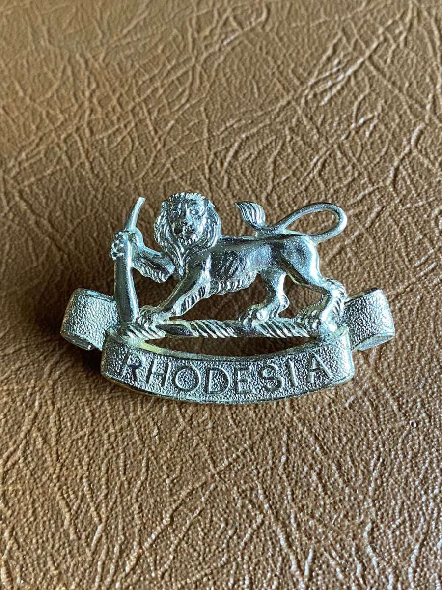 RHODESIA GENERAL SERVICE CORPS CAP BADGE-1970-80- 2 LUGS