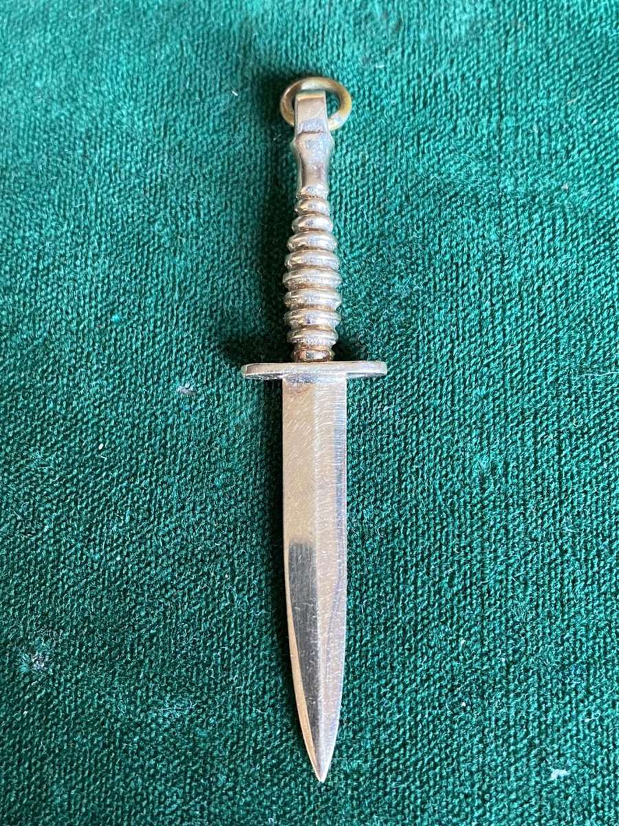 RECCE OPERATOR NECKLACE IN 9CT GOLD-WEIGHT 4,9G AND SCRAP GOLD WORKS OUT AT APPROXIMATELY R2250-TOTA