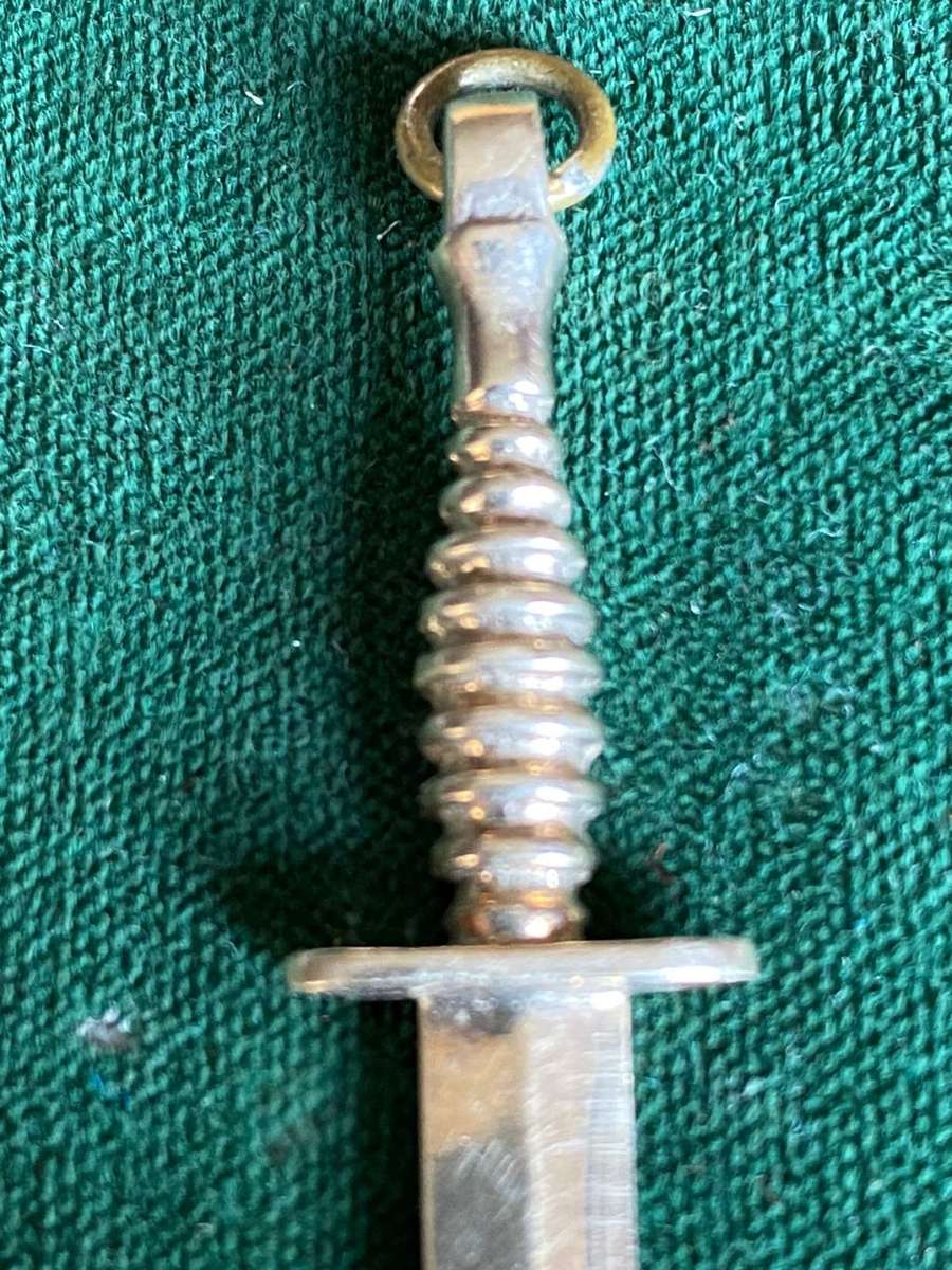 RECCE OPERATOR NECKLACE IN 9CT GOLD-WEIGHT 4,9G AND SCRAP GOLD WORKS OUT AT APPROXIMATELY R2250-TOTA