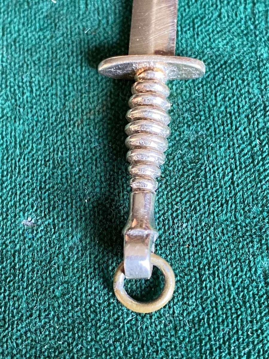 RECCE OPERATOR NECKLACE IN 9CT GOLD-WEIGHT 4,9G AND SCRAP GOLD WORKS OUT AT APPROXIMATELY R2250-TOTA