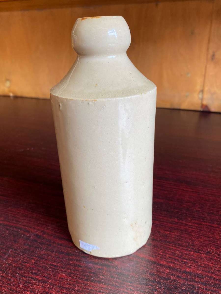 VERY SCARCE HEARLE & CO-EAST LONDON GINGER BEER BOTTLE IN VERY GOOD CONDITION,WITHOUT ANY DAMAGE