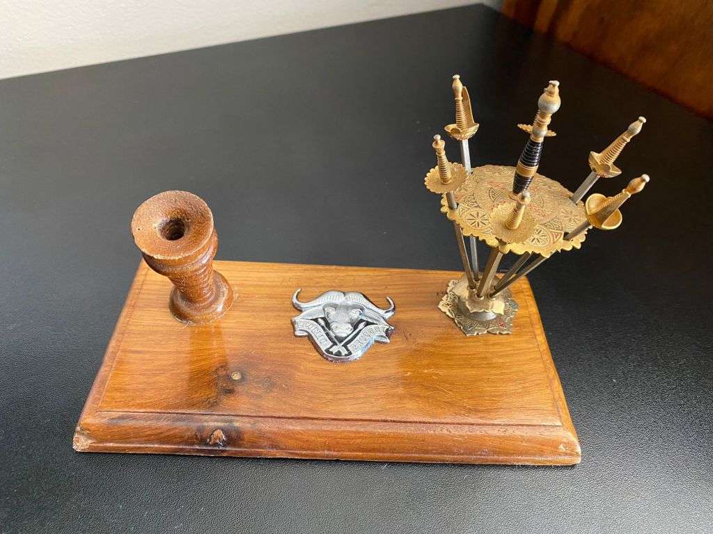 32 BATTALION,OFFICERS PEN HOLDER WITH 6 ENVELOPE OPENERS-THE CAP BADGE ON BASE IS ORIGINAL-BASE MEAS