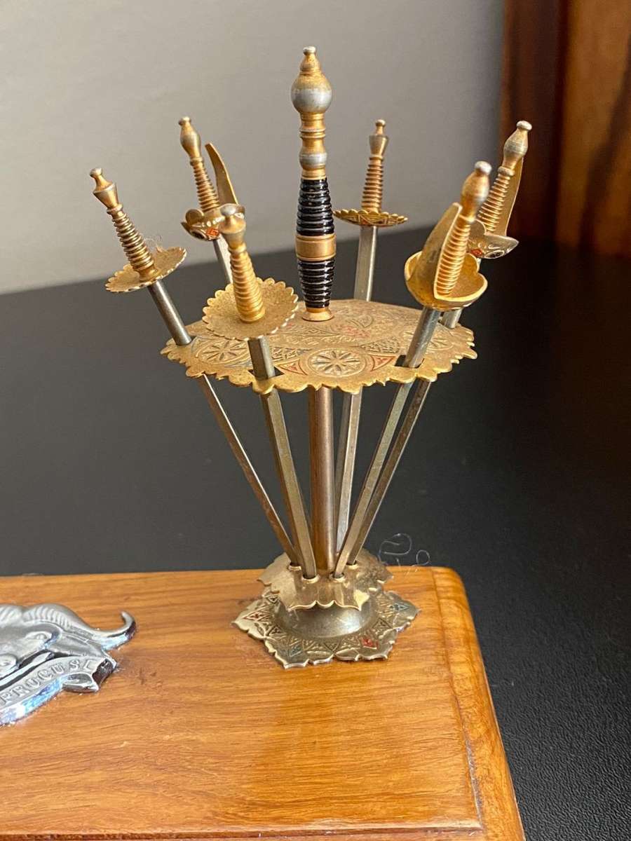 32 BATTALION,OFFICERS PEN HOLDER WITH 6 ENVELOPE OPENERS-THE CAP BADGE ON BASE IS ORIGINAL-BASE MEAS