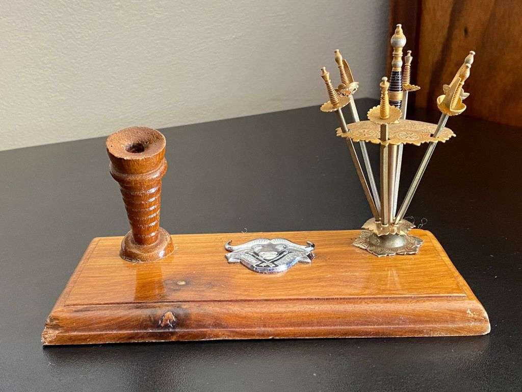 32 BATTALION,OFFICERS PEN HOLDER WITH 6 ENVELOPE OPENERS-THE CAP BADGE ON BASE IS ORIGINAL-BASE MEAS