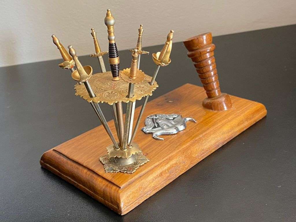 32 BATTALION,OFFICERS PEN HOLDER WITH 6 ENVELOPE OPENERS-THE CAP BADGE ON BASE IS ORIGINAL-BASE MEAS
